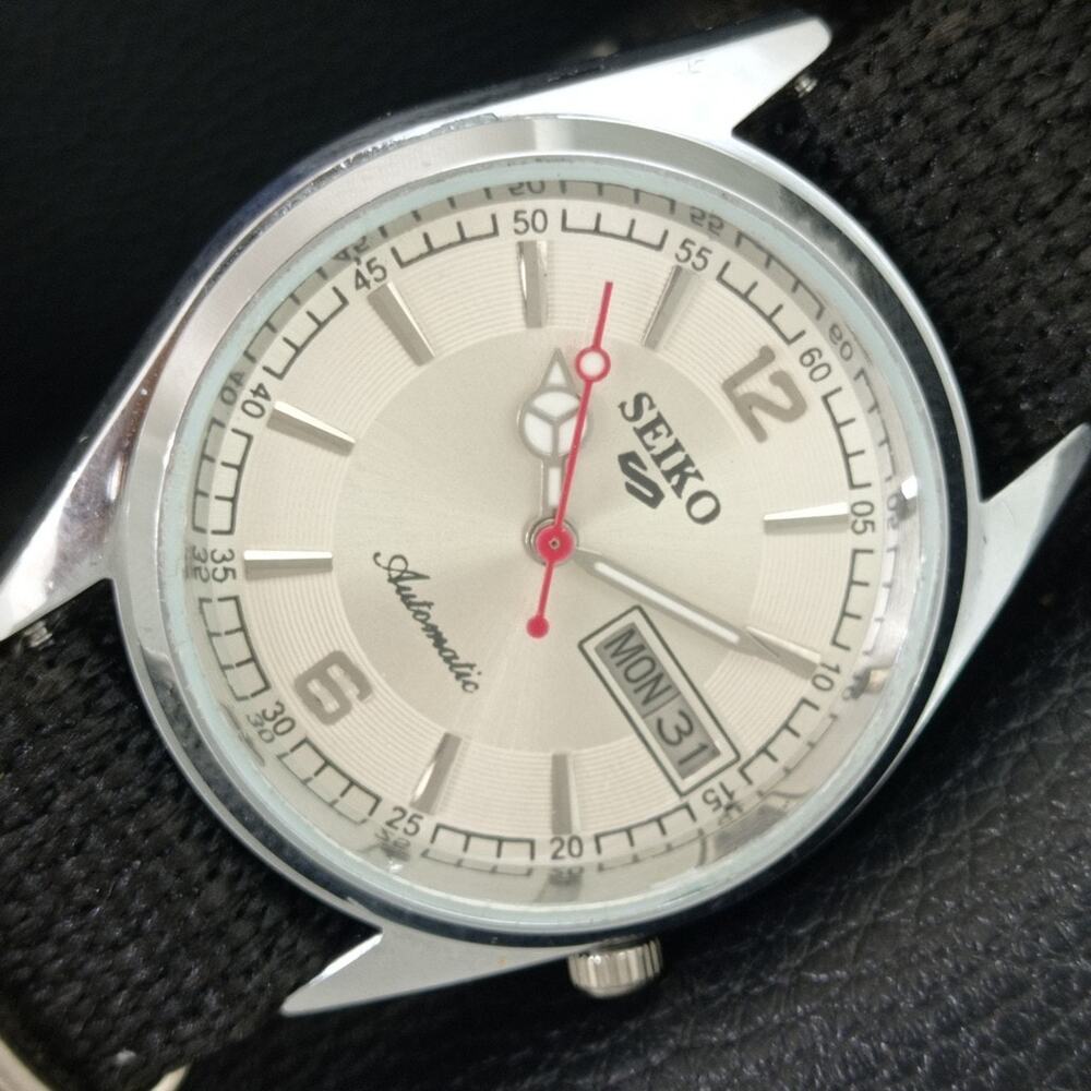 Vintage 1981 Seiko Automatic Mens Silver Watch W/daydate & White accents